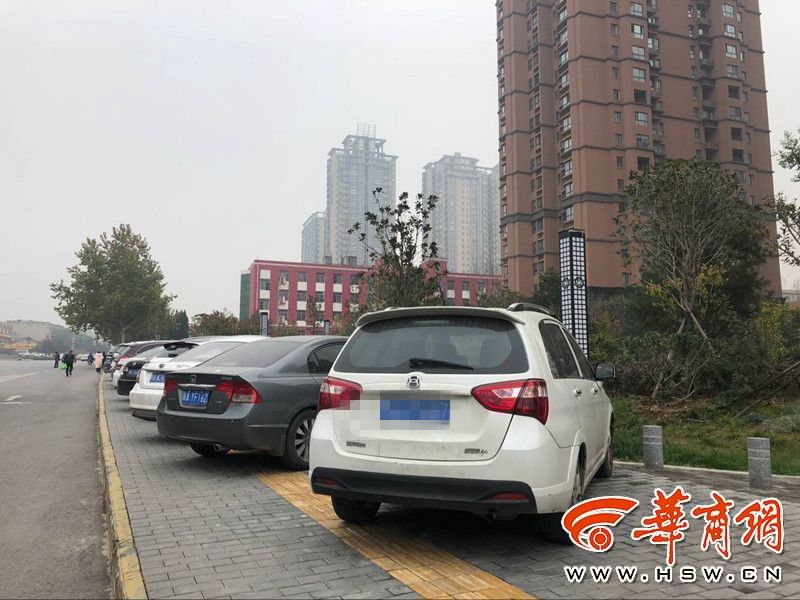 西安人行道停车占压盲道太普遍 13条街发现