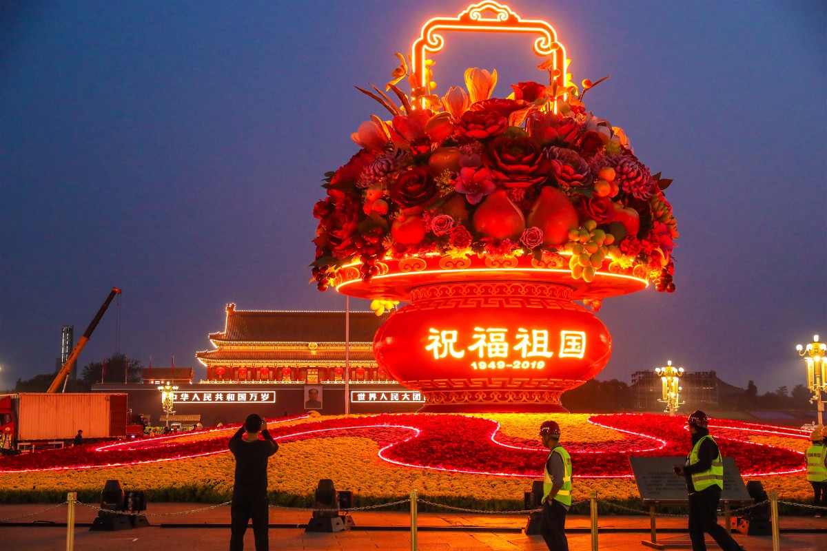 “普天同庆”中心花坛亮相天安门广场，仅用7小时组装