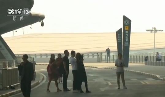 游客“打卡”大兴机场太任性:机动车道停车,下车步行拍照