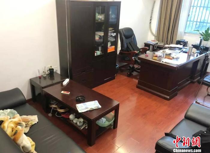顾越生前的办公室还是以往的样子,如今空无一人. 王敬 摄