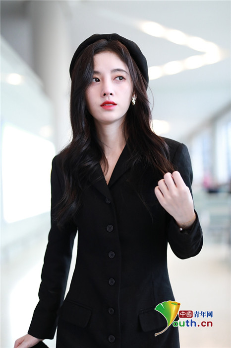 白到发光!鞠婧祎戴贝雷帽 穿修身西装秀好身材