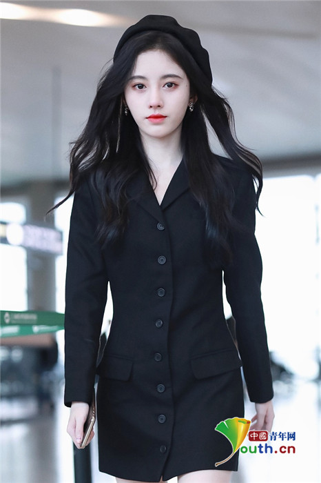 白到发光!鞠婧祎戴贝雷帽 穿修身西装秀好身材