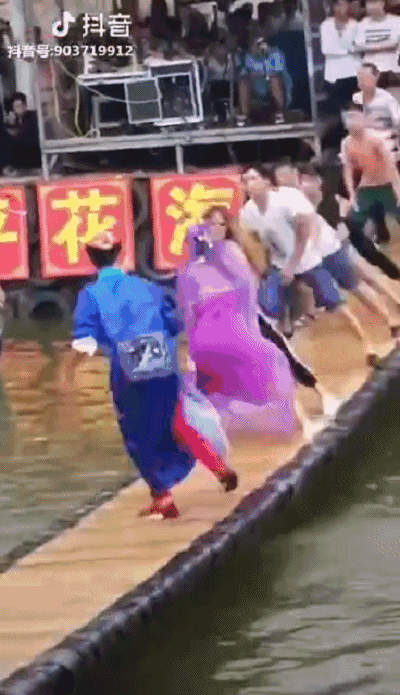 武汉一女子被甩下桥,致胫腓骨粉碎性骨折