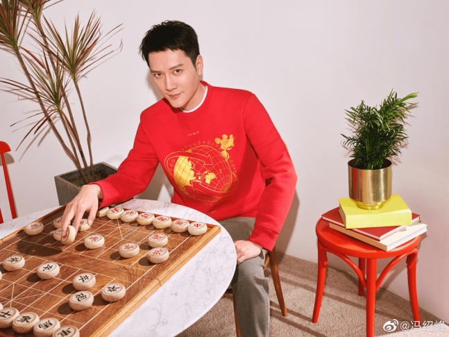 冯绍峰赵丽颖合拍新年大片撒狗粮 艾特老婆忘