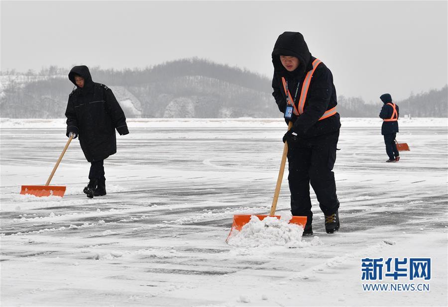 （社会）（4）陕西延安：机场除雪保出行