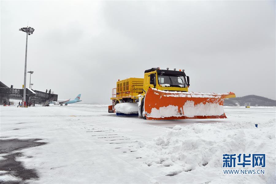 （社会）（1）陕西延安：机场除雪保出行