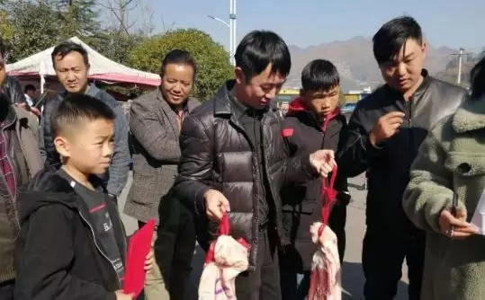 贵州一学校发猪肉奖励学生，网友：真正的靠实力吃肉