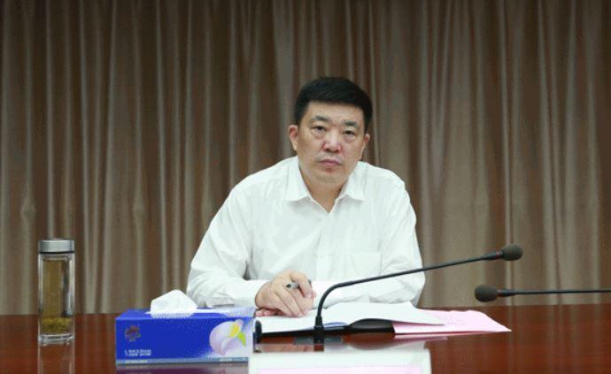 打开微信,点击