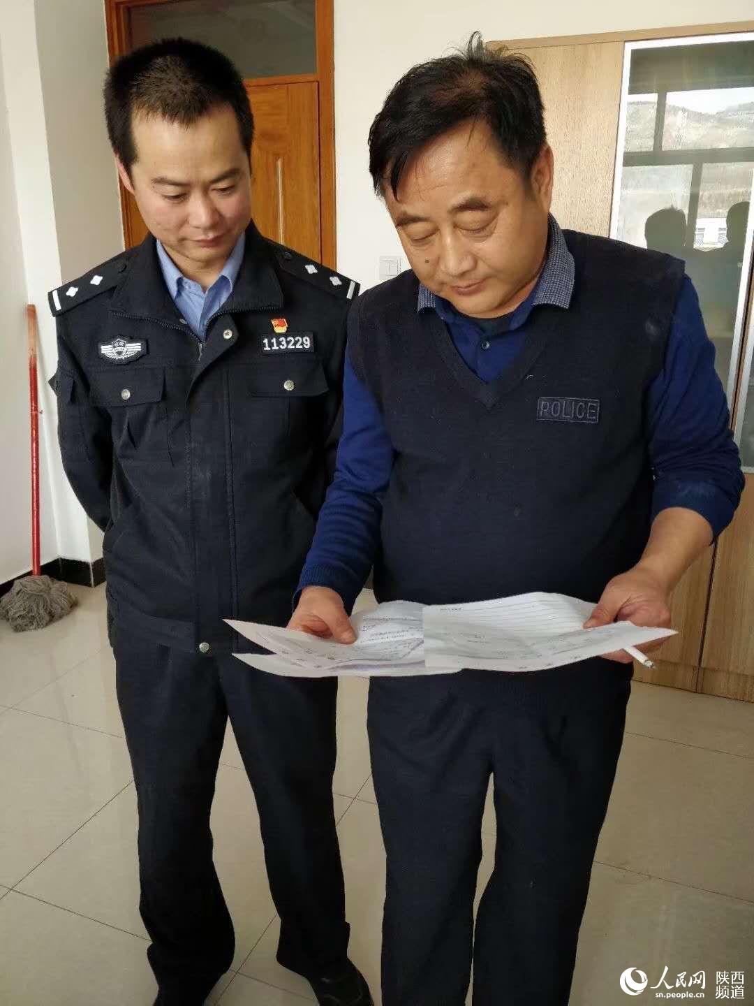 乔锦仁（右一）研究案件 图片由国保大队提供