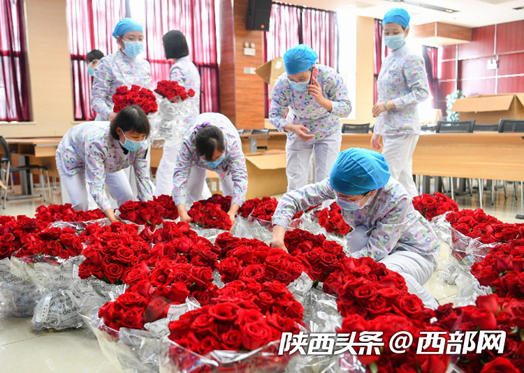 西安大兴医院的医护工作者正在布置"玫瑰花海"