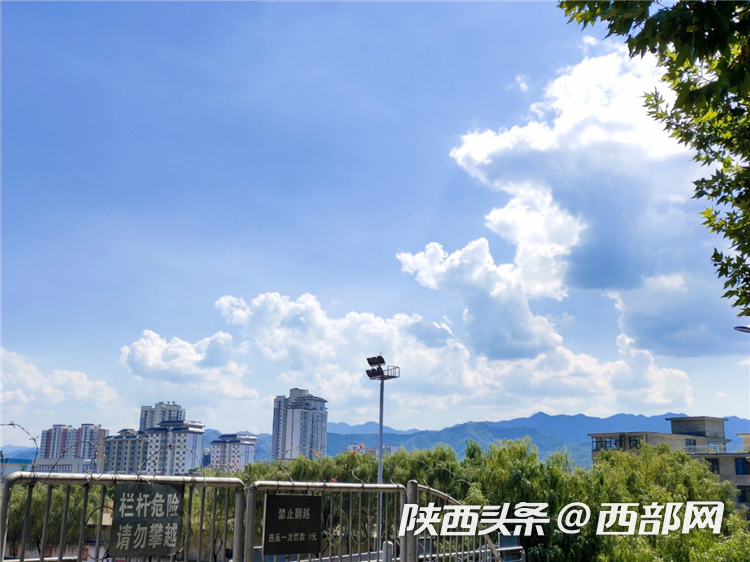 春日的天空湛蓝如洗,澄澈如我们必胜的信心.