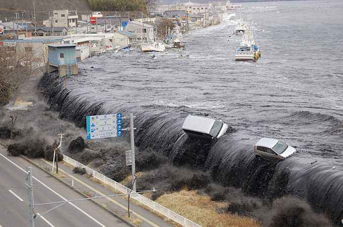 0级特大地震,地震引发海啸.
