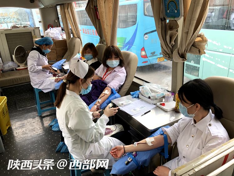 分享到微信朋友圈 打开微信,点击 " 发现 " ,使用 " 扫一扫 " 即可将