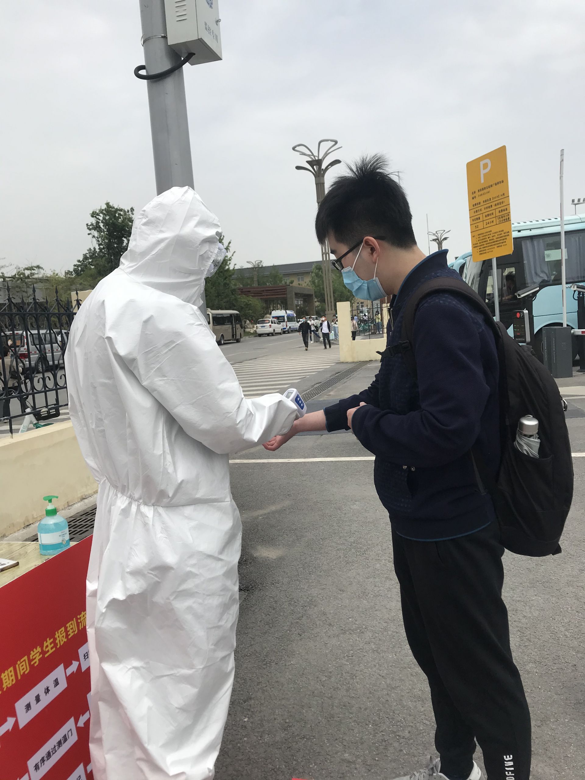 西工程毕业生陆续返校学校设置乘车点接站