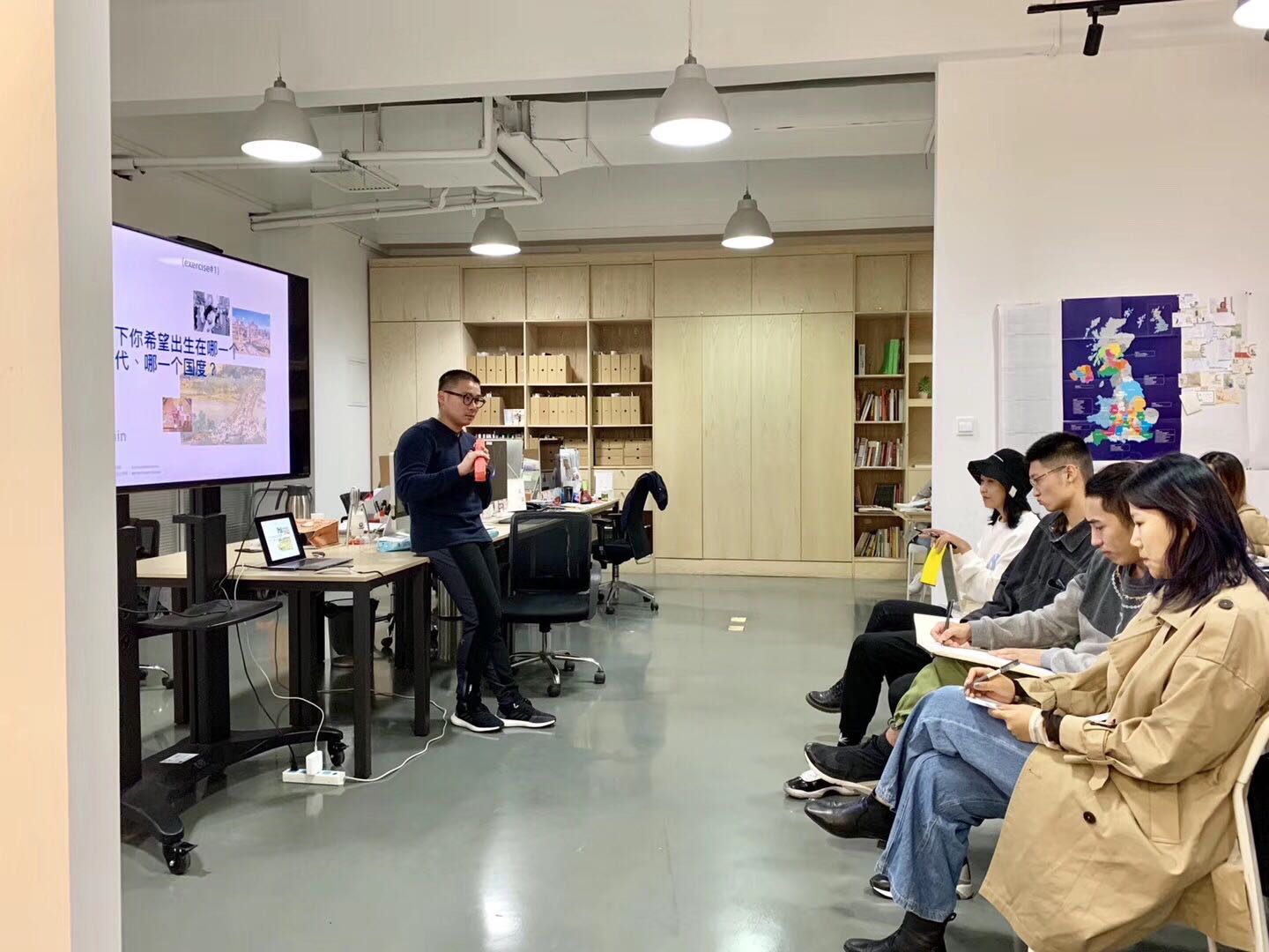 欧亚国际艺术硕士预科学生公益海报作品登录纽约时代广场 欧亚国际艺术硕士预科学生公益海报作品登录纽约时代广场