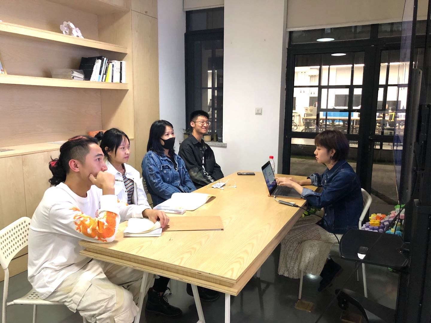 欧亚国际艺术硕士预科学生公益海报作品登录纽约时代广场 欧亚国际艺术硕士预科学生公益海报作品登录纽约时代广场