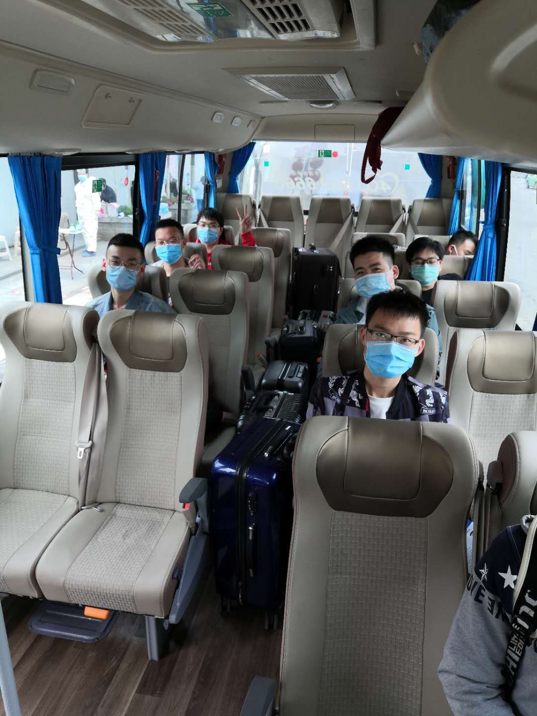 西工程毕业生陆续返校学校设置乘车点接站