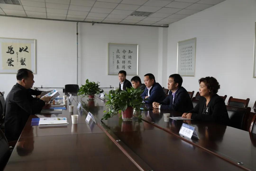 安康市岚皋县职教中心领导一行到西安海棠学院洽谈联合办学工作