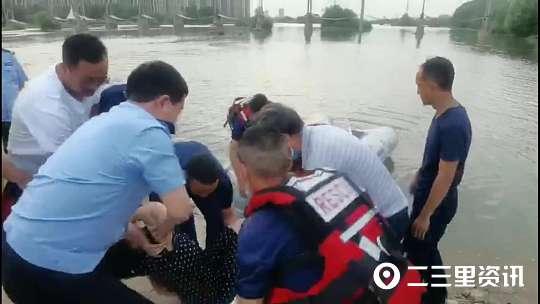 西安一女子抱着孩子不慎坠入灞河，消防员10分钟成功营救