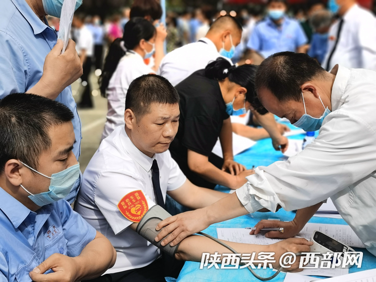 献热血为市民！西安300名出租汽车驾驶员无偿献血