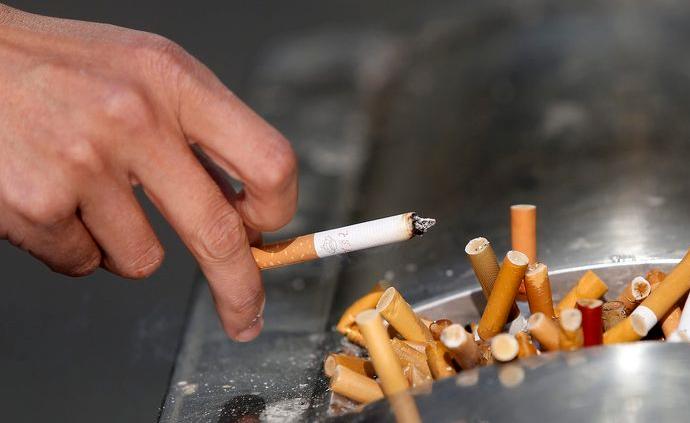 打开微信,点击 " 发现 " ,使用 " 扫一扫 " 即可将网页分享至朋友圈.