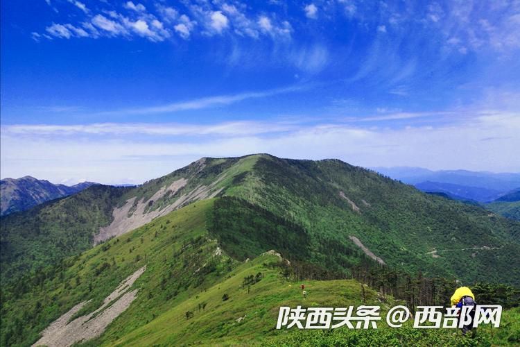 夏日秦岭天华山山梁.绿地在脚下绵延,无尽无际.