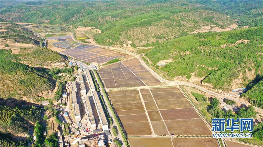 陕西延安:夏日南泥湾 青山环绕绿水依傍