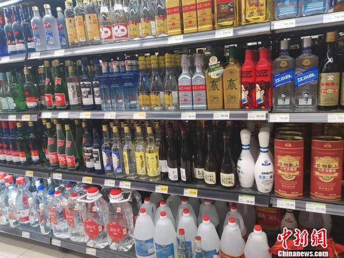 资料图:北京某超市里的白酒区.谢艺观 摄