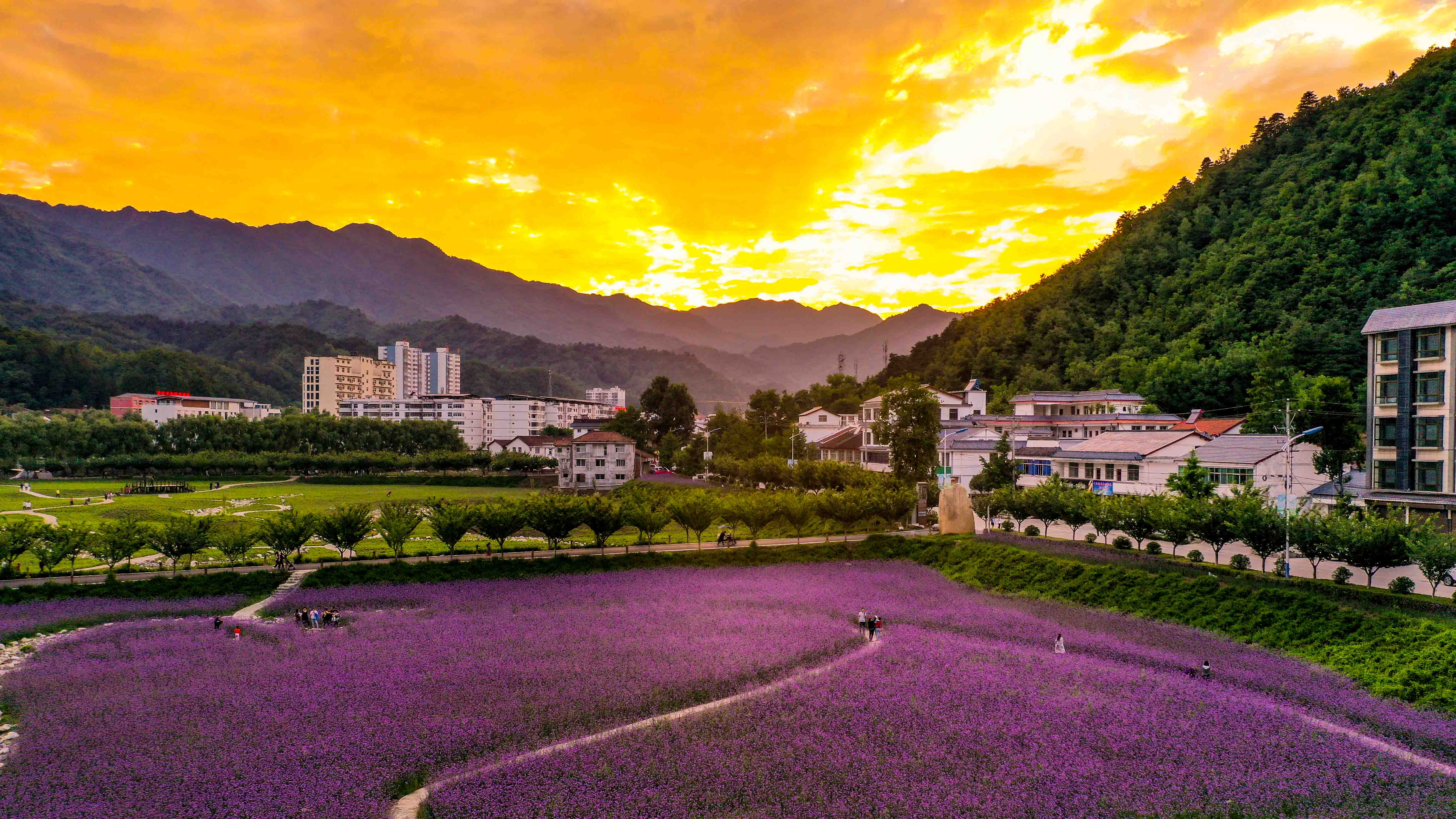 【大美秦岭】陕西留坝县:晚霞映山城 夕阳无限美