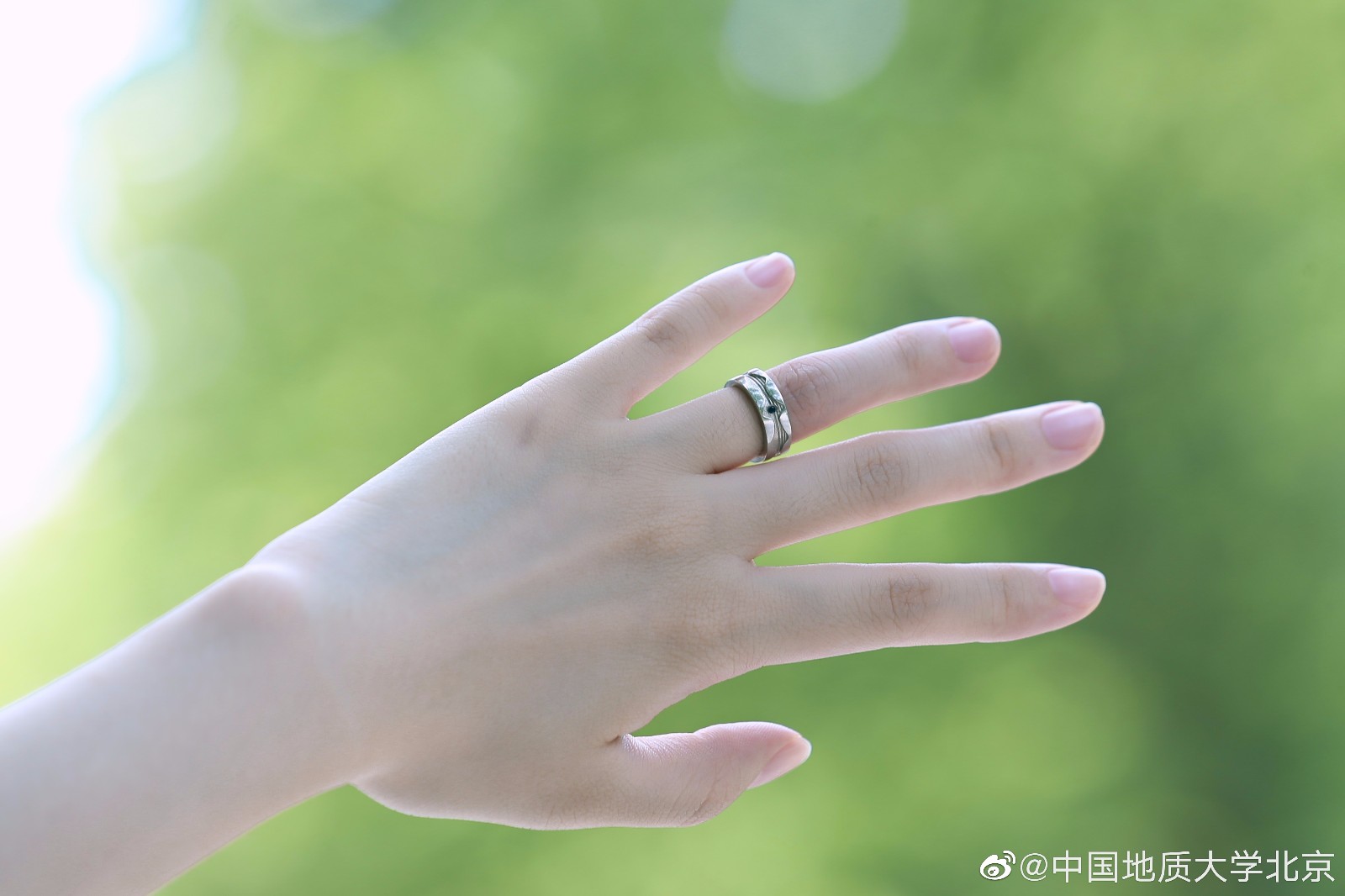 毕业生实名羡慕！高校为毕业生定制宝石戒指