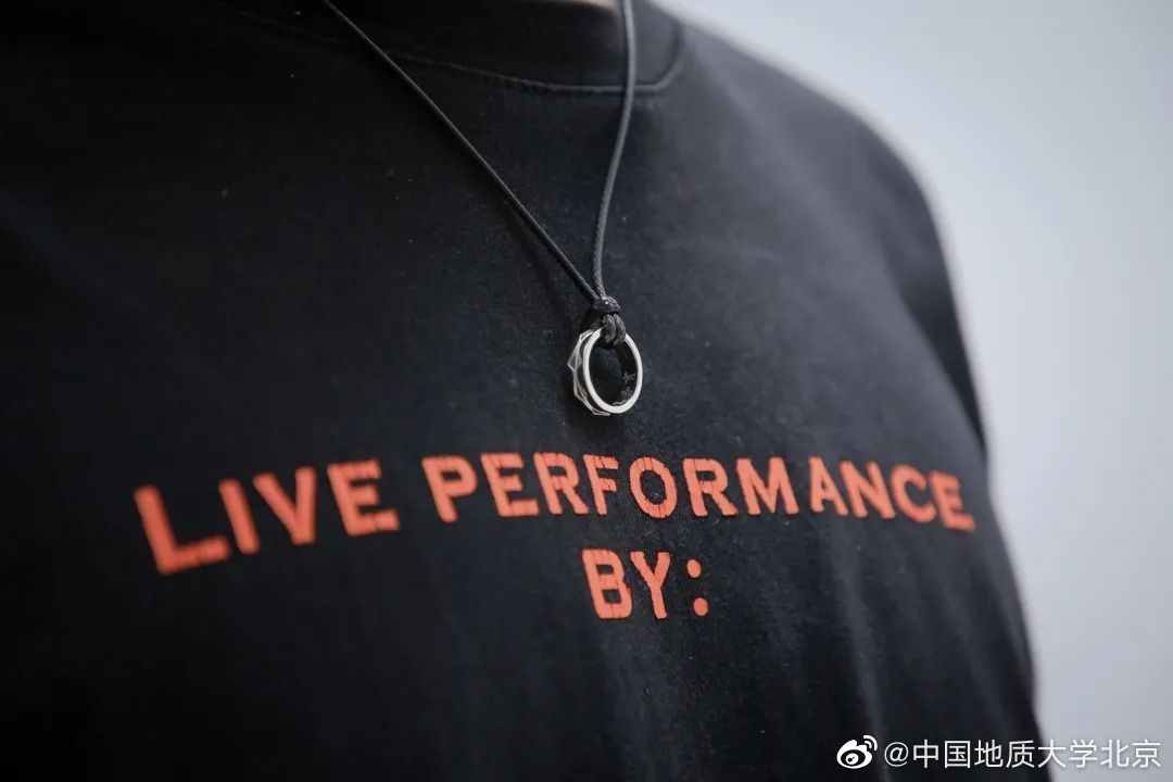 毕业生实名羡慕！高校为毕业生定制宝石戒指