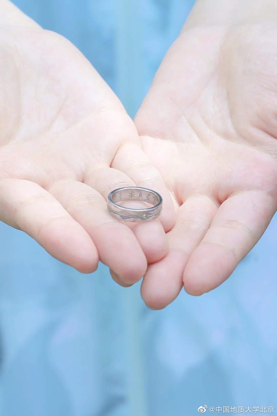 毕业生实名羡慕！高校为毕业生定制宝石戒指