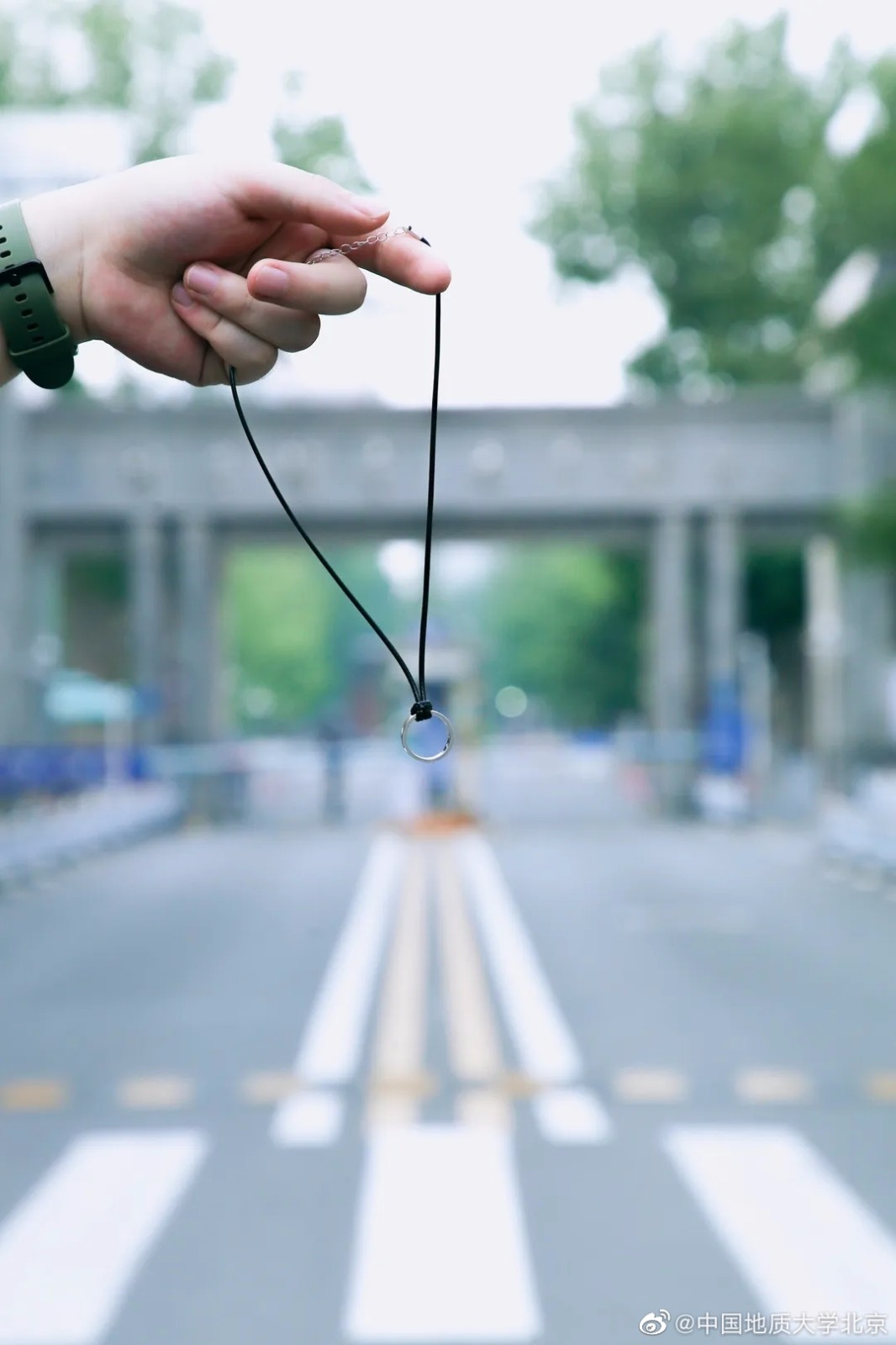 毕业生实名羡慕！高校为毕业生定制宝石戒指