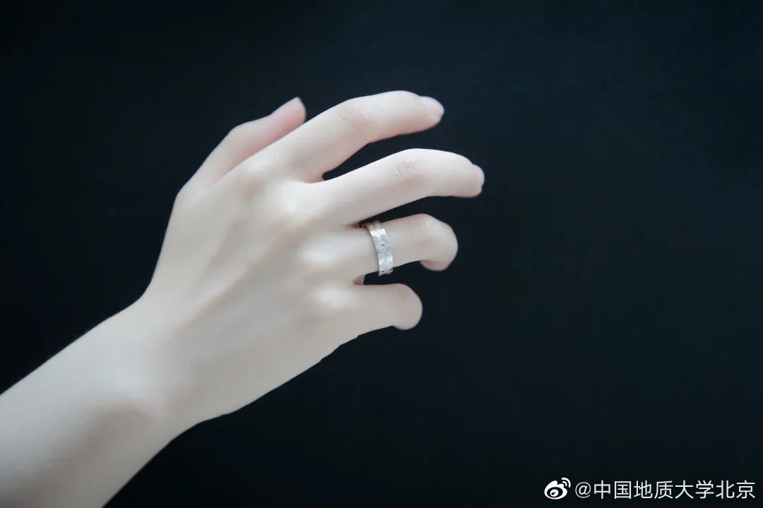 毕业生实名羡慕！高校为毕业生定制宝石戒指