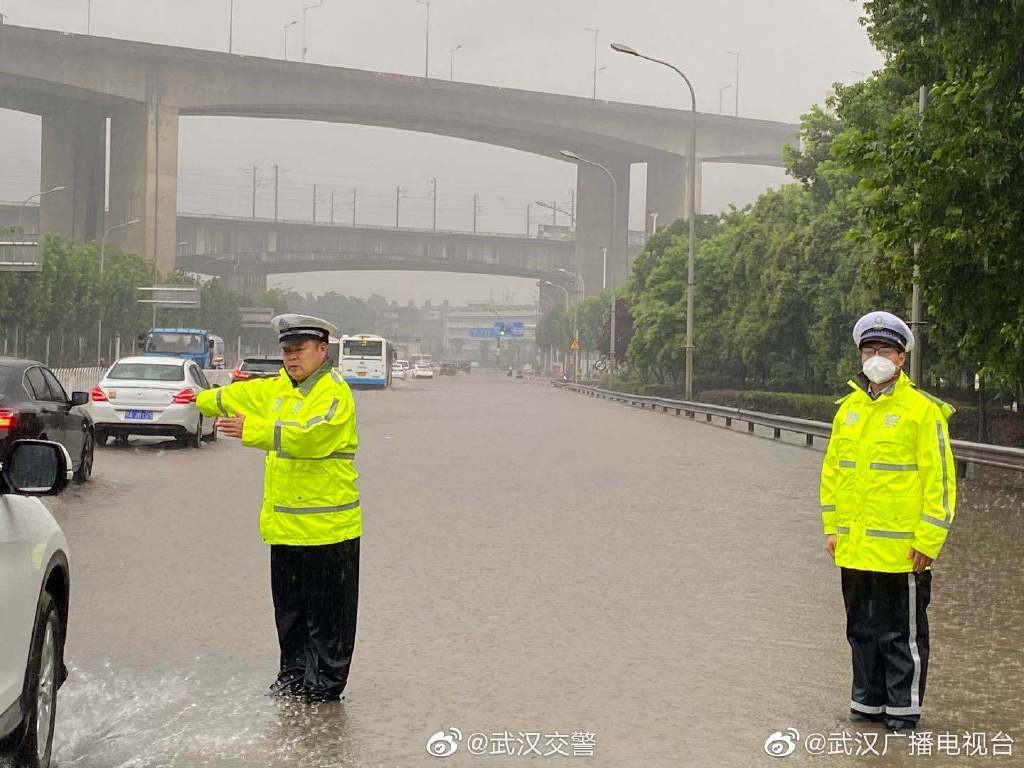 湖北省多地遭遇洪涝灾害，武警湖北总队兵分三路高效开展救援！
