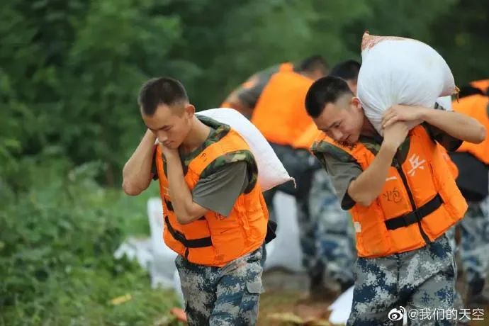 抗洪抢险|这个对视，好暖！
