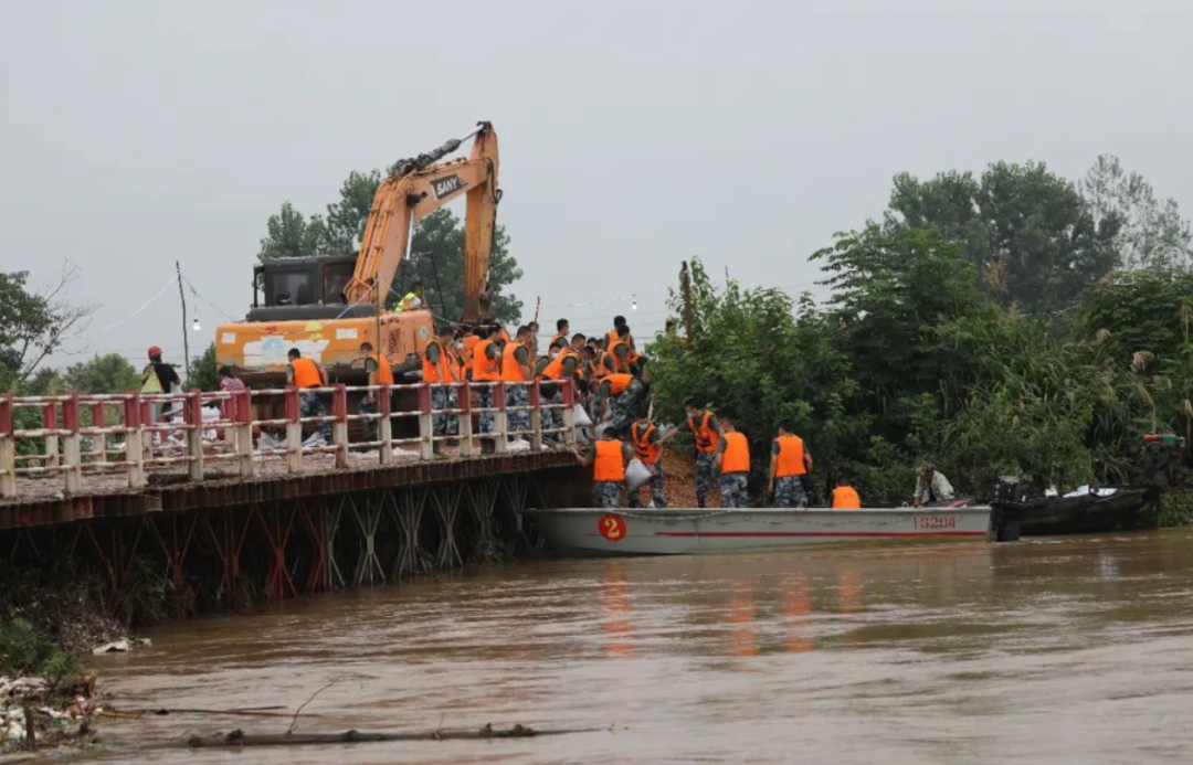 抗洪抢险|这个对视，好暖！