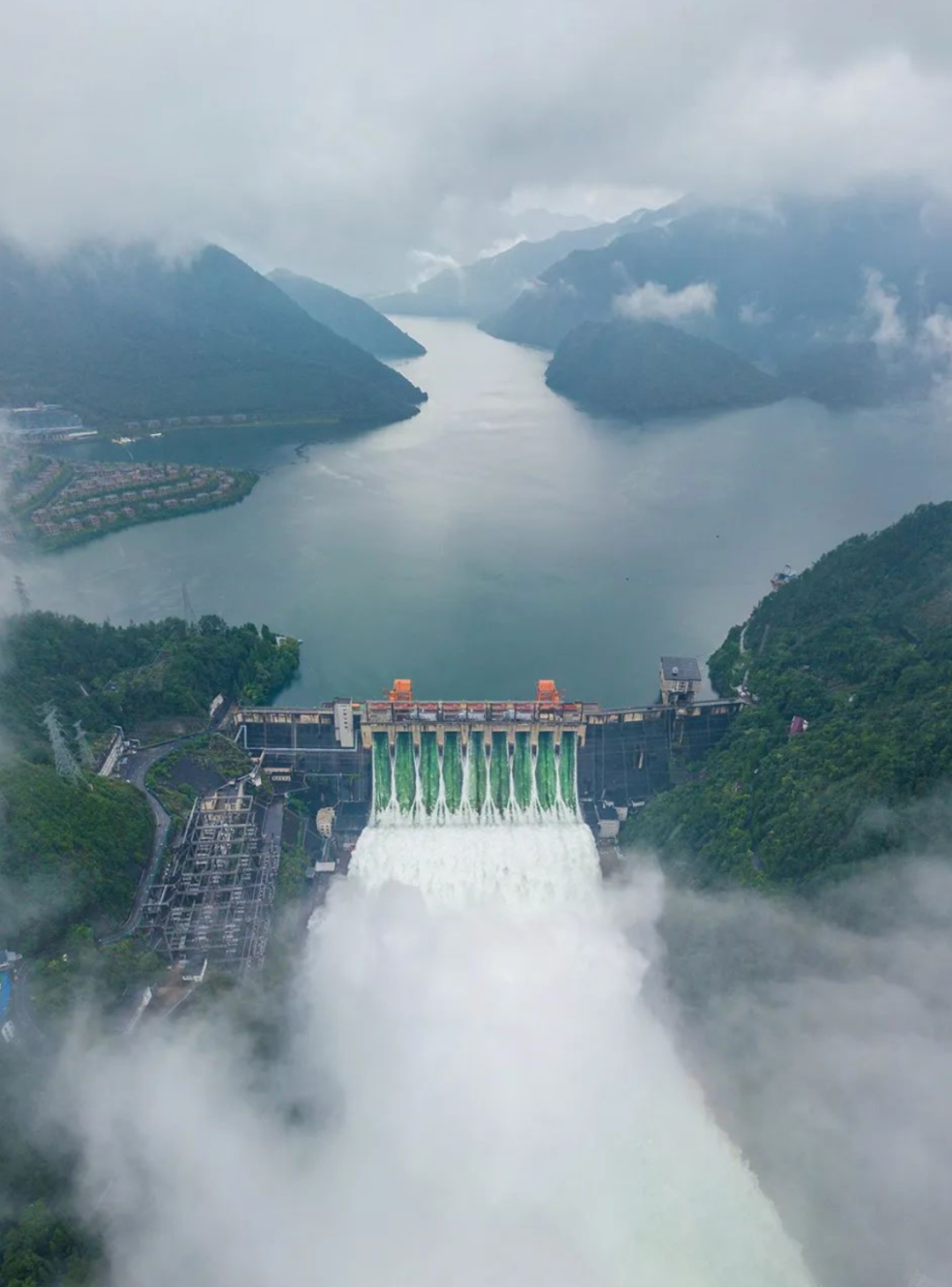 抗洪抢险|这个对视，好暖！