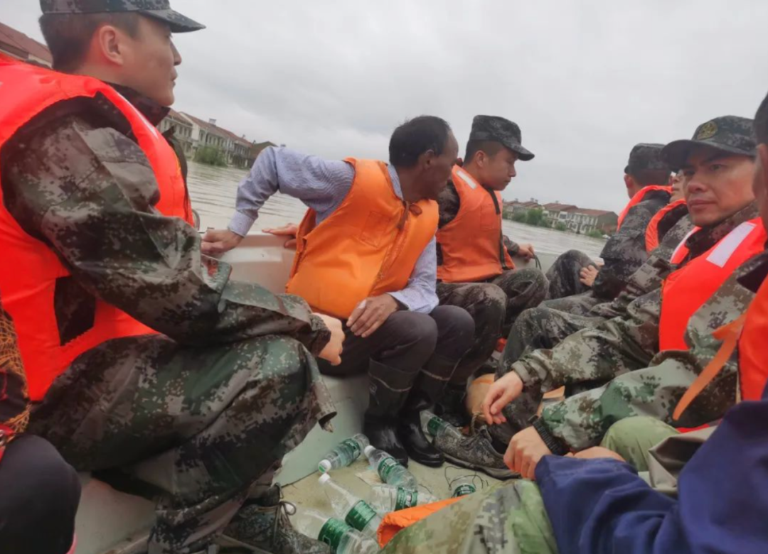 抗洪抢险|这个对视，好暖！