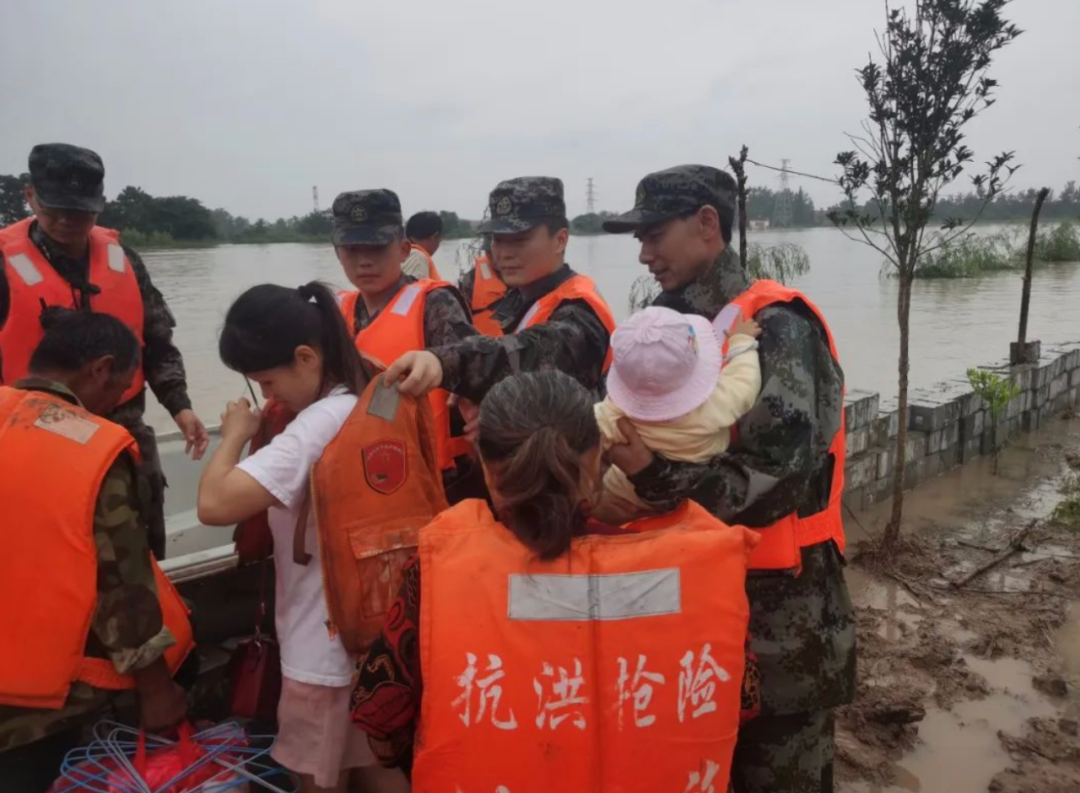 抗洪抢险|这个对视，好暖！