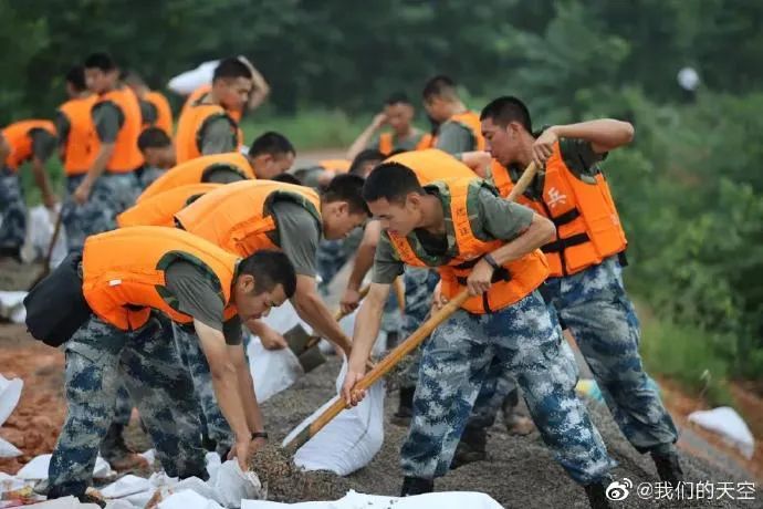 抗洪抢险|这个对视，好暖！