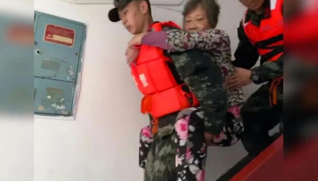 抗洪抢险|这个对视，好暖！