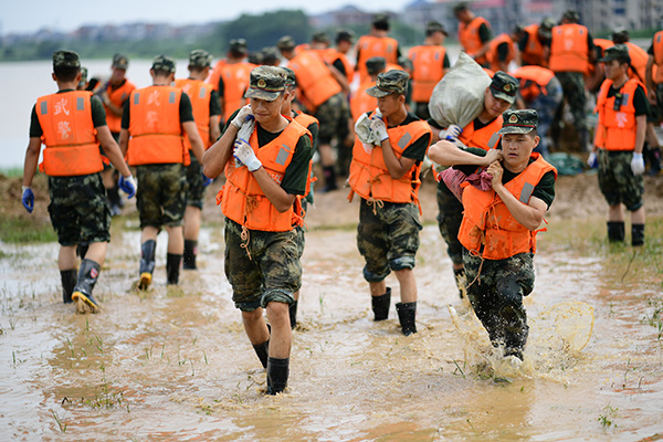 江西多地发生洪涝灾害,已有2.4万官兵奋战抗洪一线