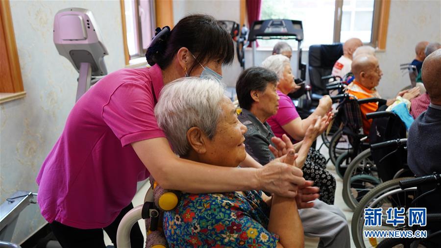 总书记推动的改革身边事养老篇丨“我给现在的生活打满分”——民办养老院里的“夕阳红”