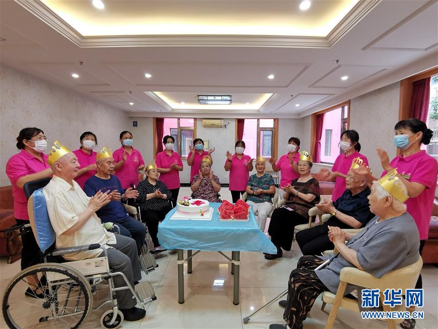 总书记推动的改革身边事养老篇丨“我给现在的生活打满分”——民办养老院里的“夕阳红”