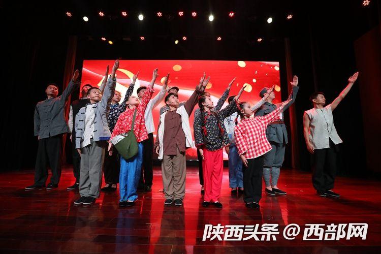 少儿红色题材舞台剧《送你去延安》剧照.