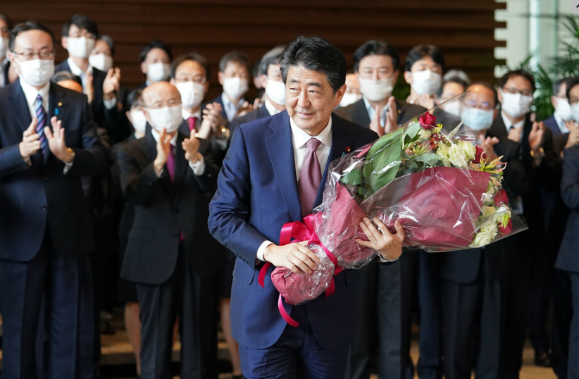 现场 安倍搬离日本首相官邸 手捧鲜花微笑 菅义伟为其送行 西部网 陕西新闻网