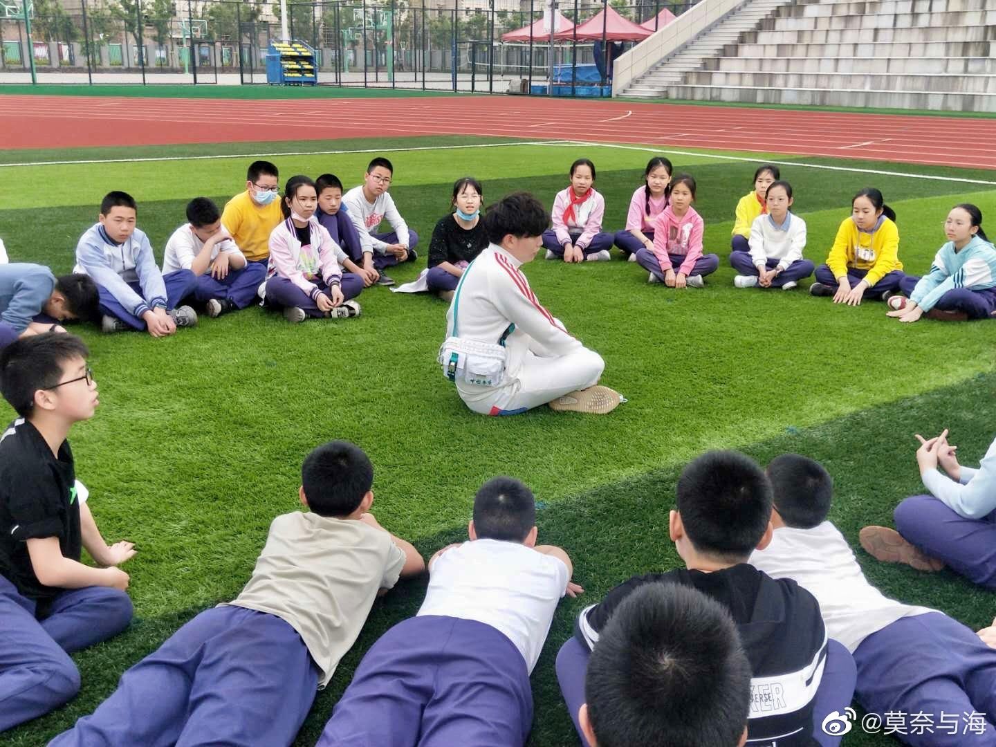楼威辰与孩子们分享在武汉的故事。  楼威辰微博图