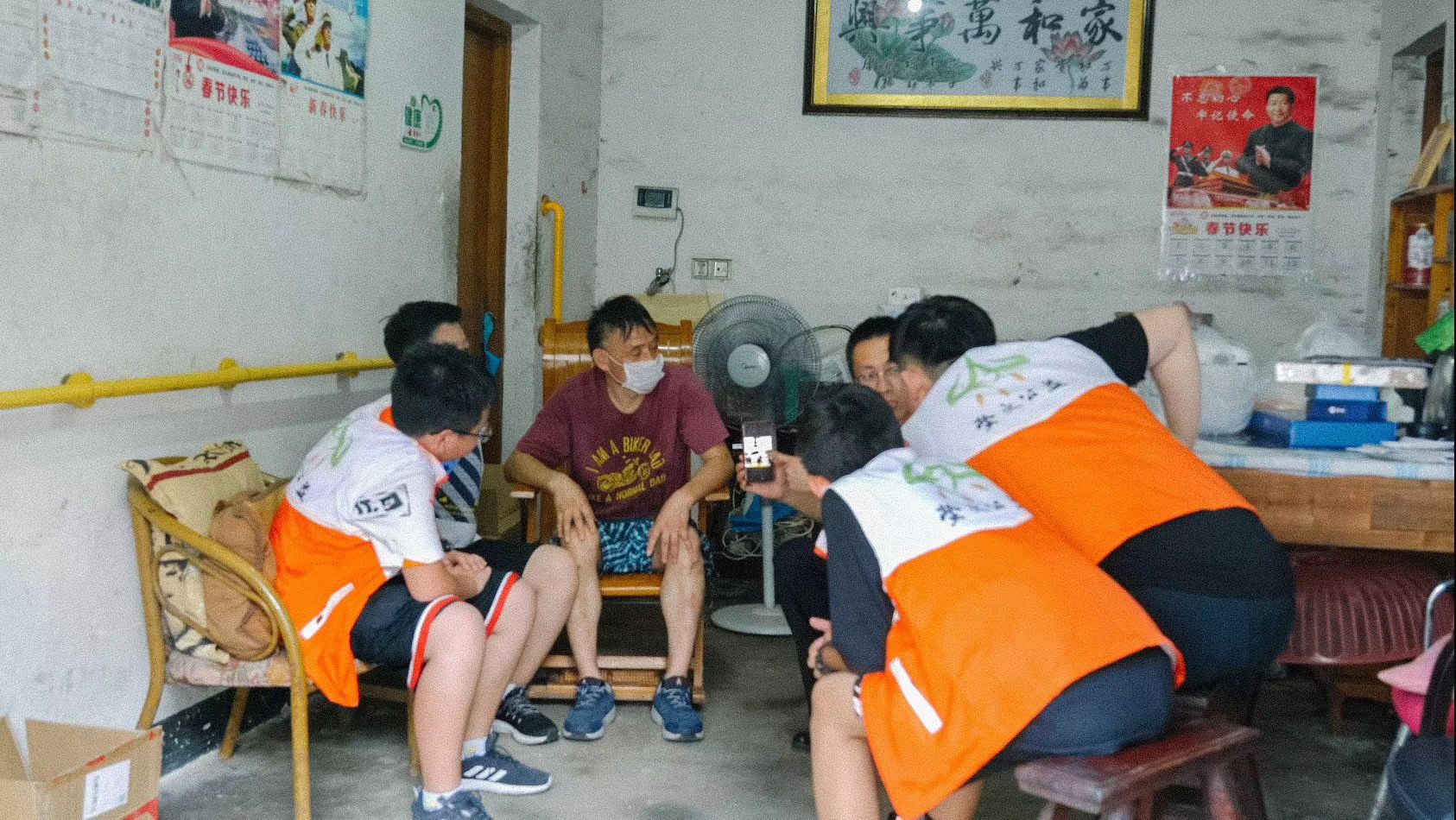 萤火公益组织志愿者慰问马兰基地老兵。
