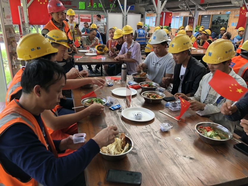 10月1日,上海徐汇滨江150名建设工人吃"国庆面",祝福祖国繁荣昌盛.